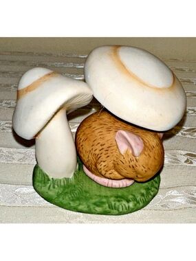 1984 Franklin Woodland Surprises
Mouse under Mushrooms
Jacqueline Smith Figurine